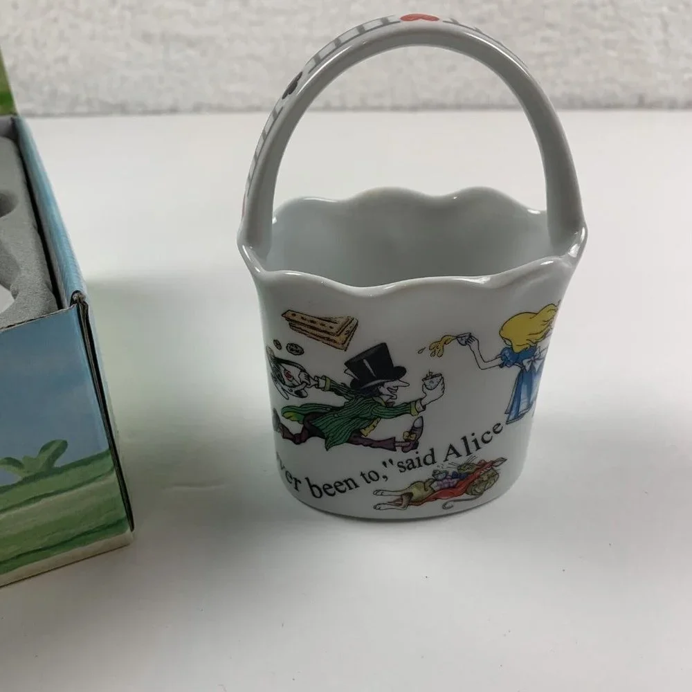 Cardew Design Alice in Wonderland Ceramic Basket and Set‎ of 4 Spoons White 6198